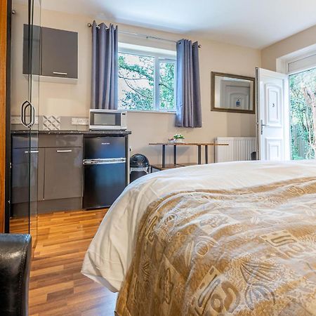 Roger Ground Guest House - With Onsite Car Parking ويندرمير المظهر الخارجي الصورة