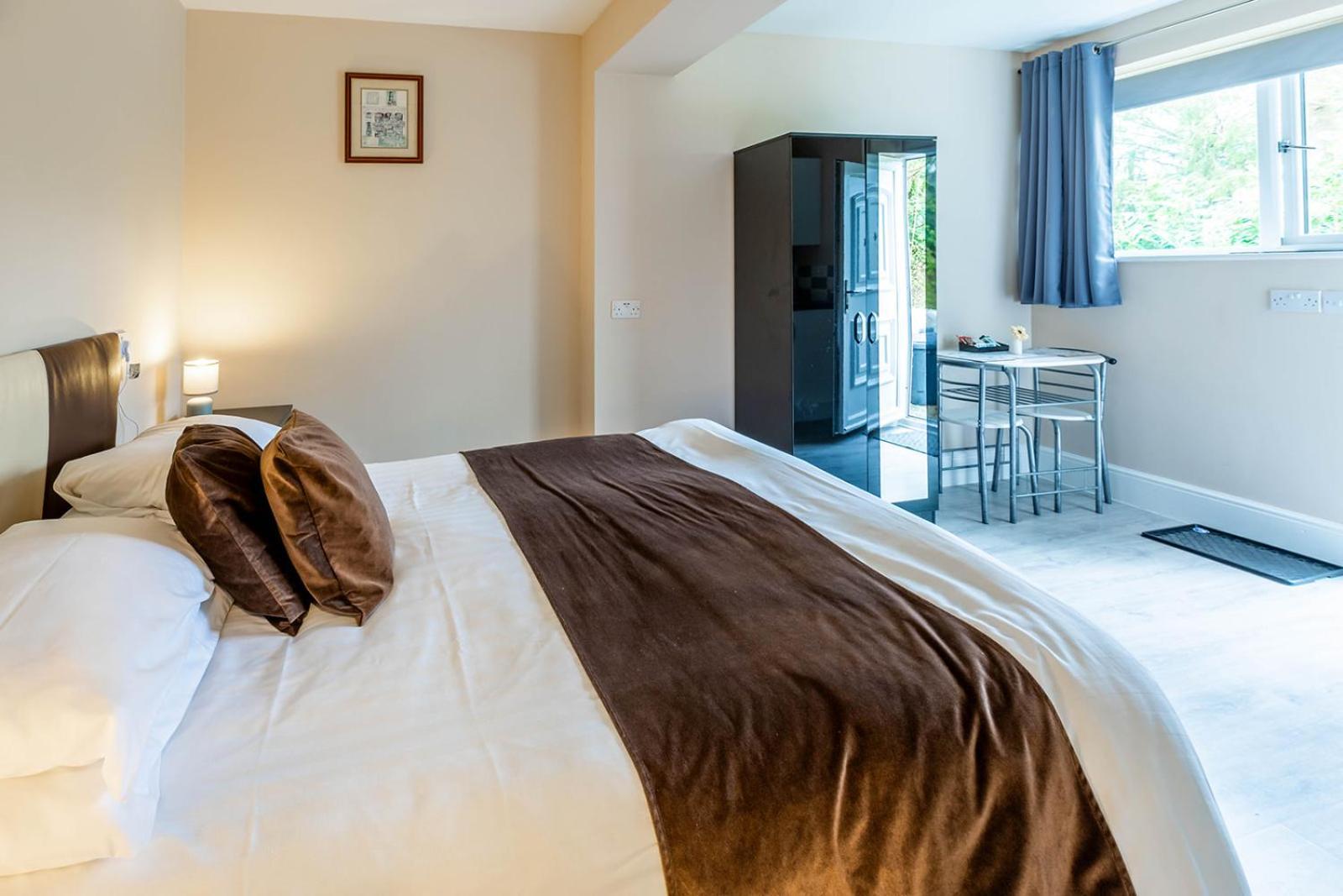 Roger Ground Guest House - With Onsite Car Parking ويندرمير المظهر الخارجي الصورة