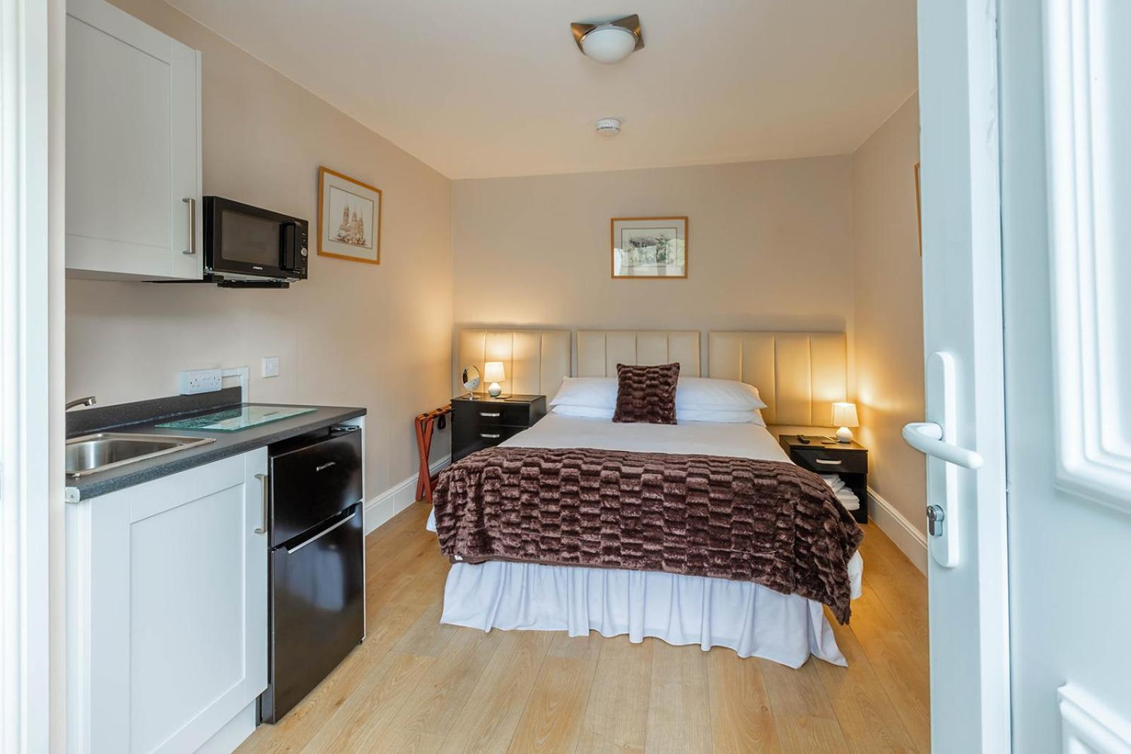 Roger Ground Guest House - With Onsite Car Parking ويندرمير المظهر الخارجي الصورة
