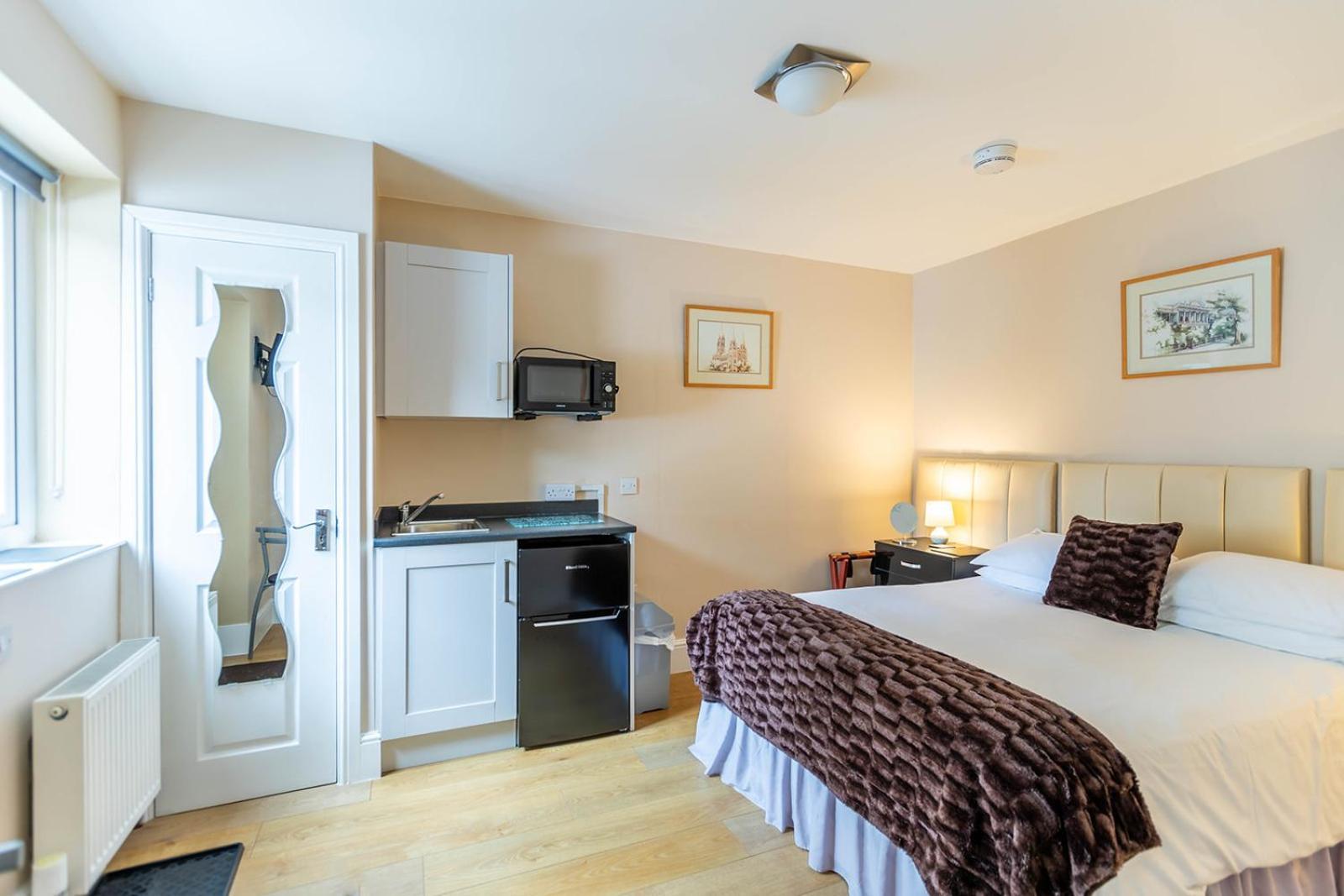 Roger Ground Guest House - With Onsite Car Parking ويندرمير المظهر الخارجي الصورة