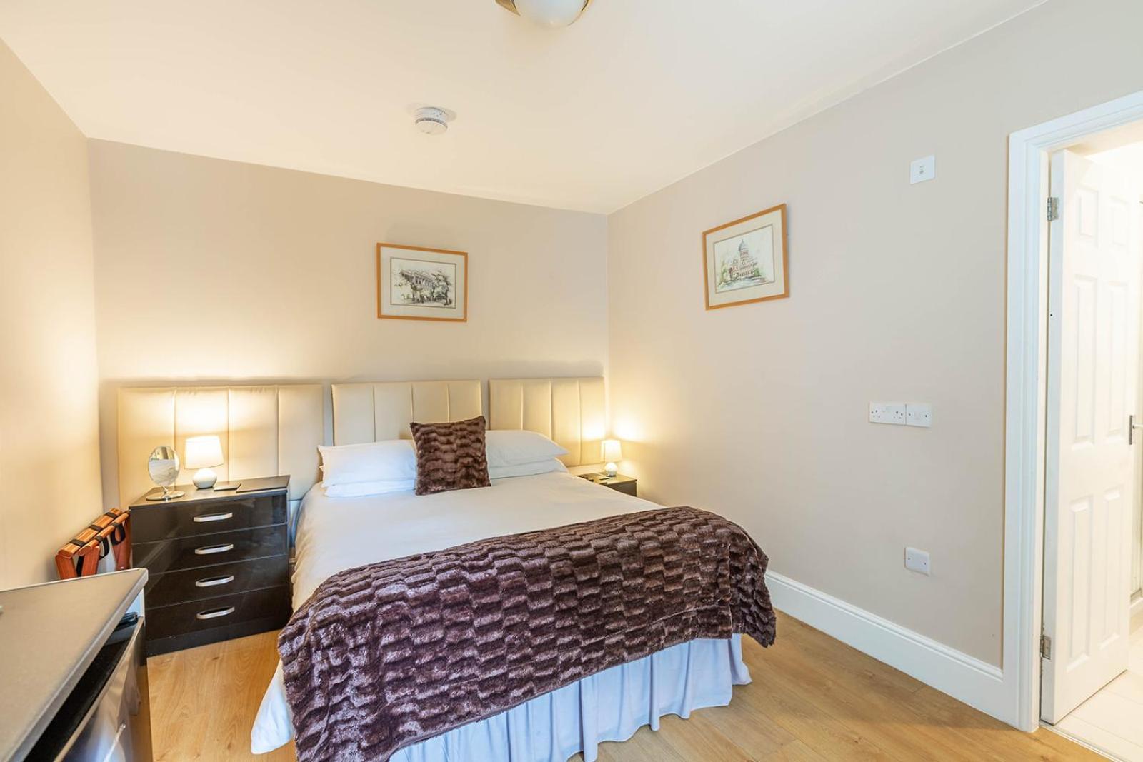 Roger Ground Guest House - With Onsite Car Parking ويندرمير المظهر الخارجي الصورة