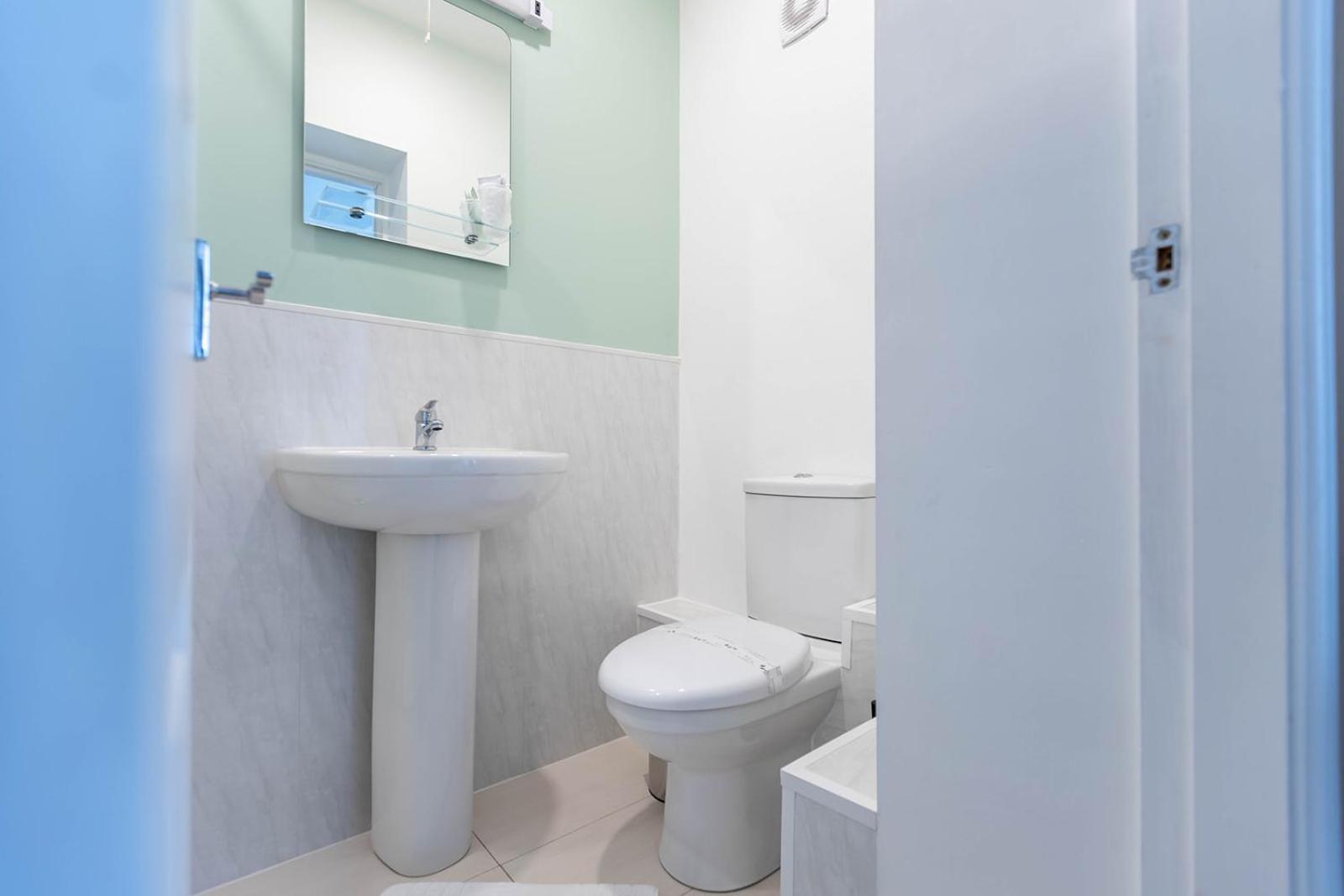 Roger Ground Guest House - With Onsite Car Parking ويندرمير المظهر الخارجي الصورة