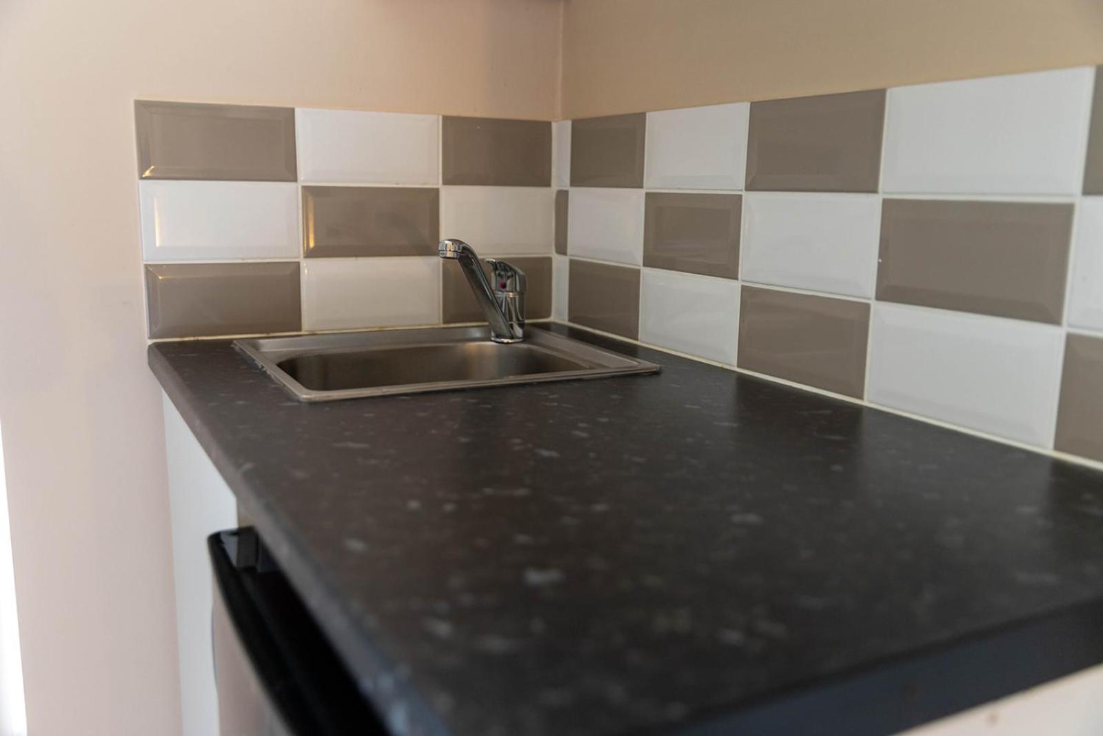 Roger Ground Guest House - With Onsite Car Parking ويندرمير المظهر الخارجي الصورة