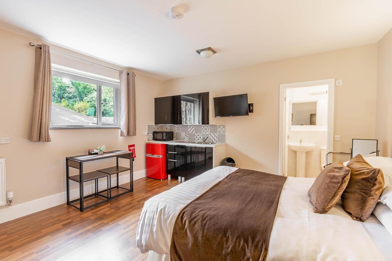 Roger Ground Guest House - With Onsite Car Parking ويندرمير المظهر الخارجي الصورة
