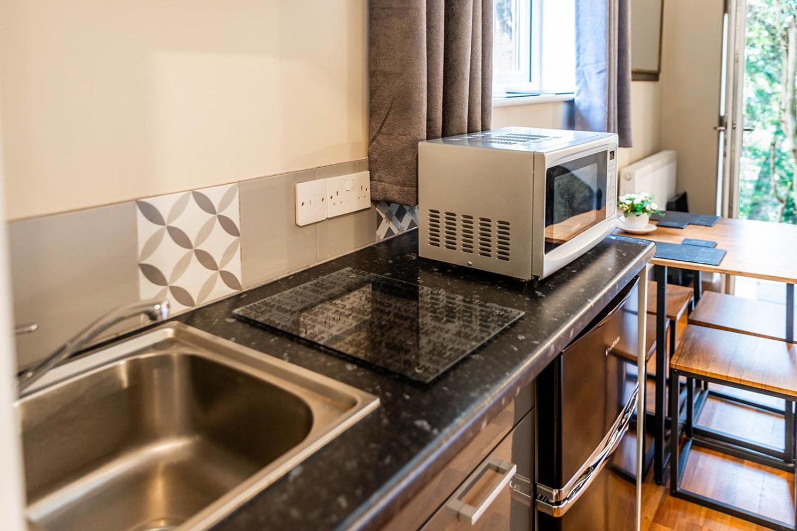 Roger Ground Guest House - With Onsite Car Parking ويندرمير المظهر الخارجي الصورة